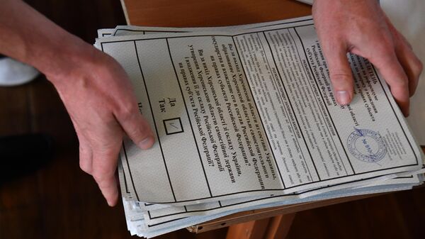 Сотрудник избирательной комиссии во время подсчета голосов по итогам референдума по вопросу вхождения в состав России Херсонской области