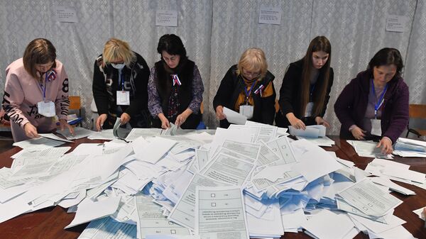 Сотрудники избирательной комиссии на избирательном участке в Донецке считают голоса по итогам референдума