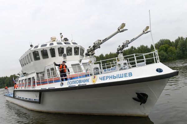 Тренировка спасателей на многоцелевом пожарно-спасательном корабле Полковник Чернышев в акватории реки Москвы