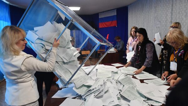 Сотрудники избирательной комиссии на избирательном участке в Донецке считают голоса по итогам референдума по вопросу вхождения ДНР в состав Российской Федерации
