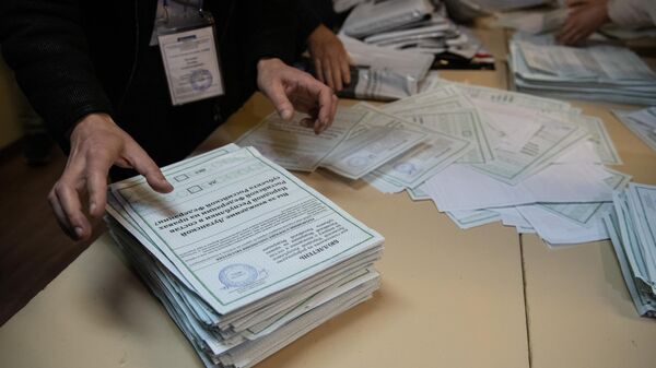 Сотрудники избирательной комиссии на избирательном участке в Луганске считают голоса по итогам референдума по вопросу вхождения ЛНР в состав Российской Федерации