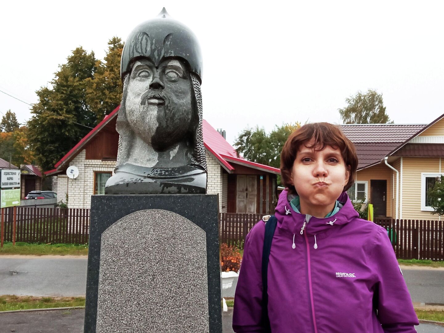 Туристка фотографируется рядом с памятником Дмитрию Пожарскому