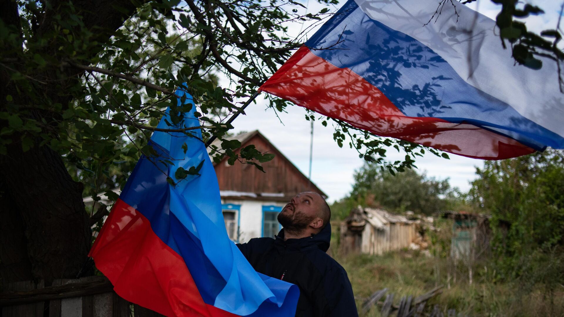 Местный житель во время голосования на выездном избирательном участке в поселке Орехово в ЛНР - РИА Новости, 1920, 28.09.2022