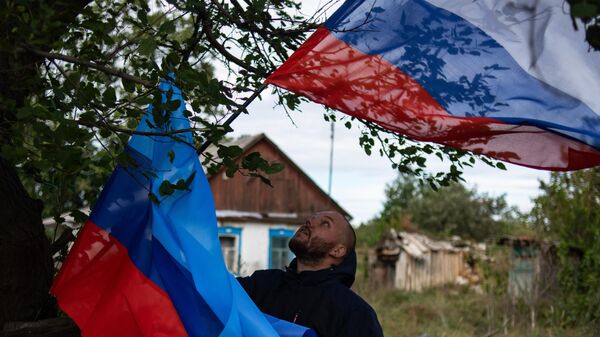 Местный житель во время голосования на выездном избирательном участке в поселке Орехово в ЛНР