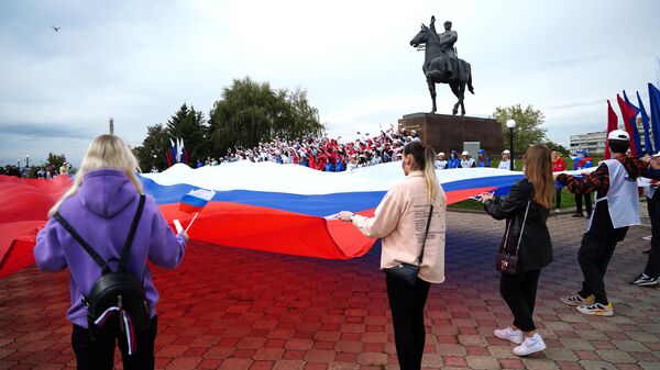 Участники флешмоба С Россией навсегДА у памятника Клименту Ворошилову в Луганске