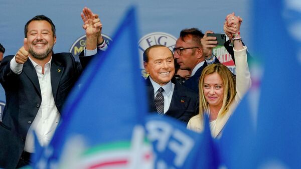 Лидер партии Лига Севера Маттео Сальвини, Сильвио Берлускони из партии Вперед, Италия и лидер партии Братья италии Джорджия Мелони на предвыборном митинге правоцентристской коалиции