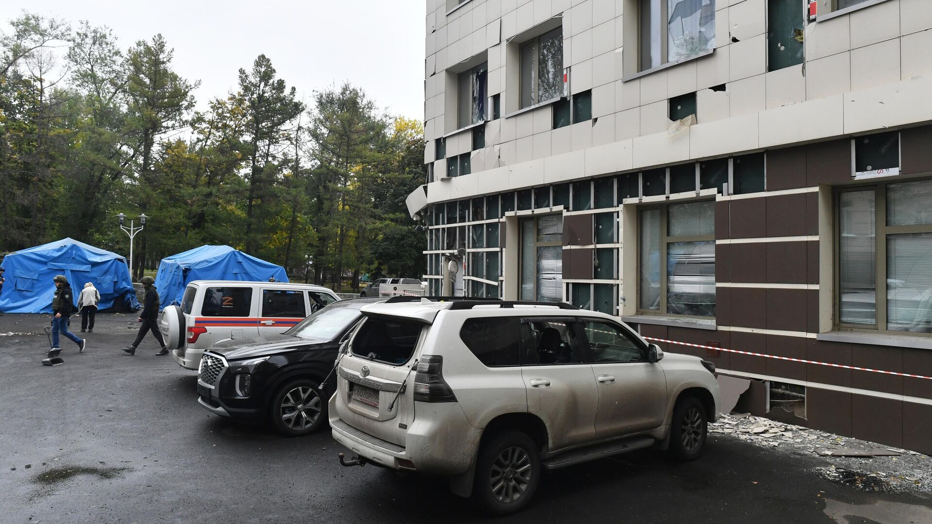 Автомобили и здание гостиницы Park Inn by Radisson Donetsk, поврежденные в результате обстрела со стороны ВСУ - РИА Новости, 1920, 28.09.2022
