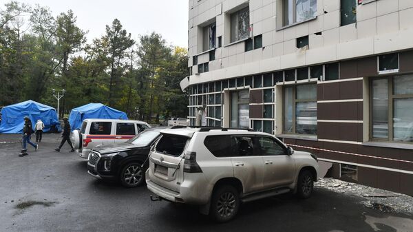 Автомобили и здание гостиницы Park Inn by Radisson Donetsk, поврежденные в результате обстрела со стороны ВСУ
