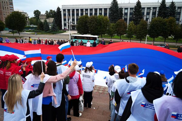 Участники флешмоба С Россией навсегДА у памятника Клименту Ворошилову в Луганске