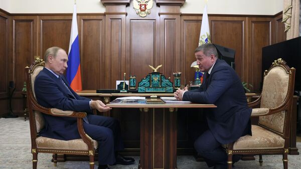 Президент РФ Владимир Путин и губернатор Волгоградской области Андрей Бочаров (справа) во время встречи
