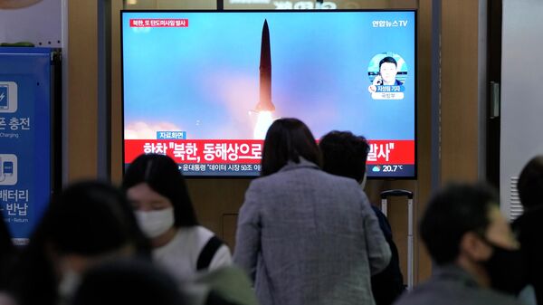 Кадры запуска ракеты КНДР  во время трансляции новостного выпуска в Сеуле. Архивное фото