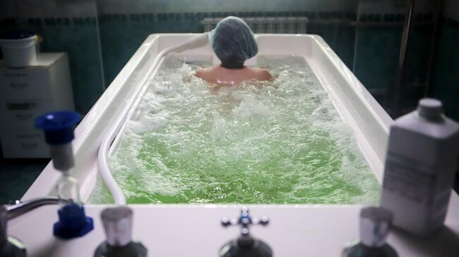 Женщина принимает минеральную ванну в санатории Здоровье в Железноводске