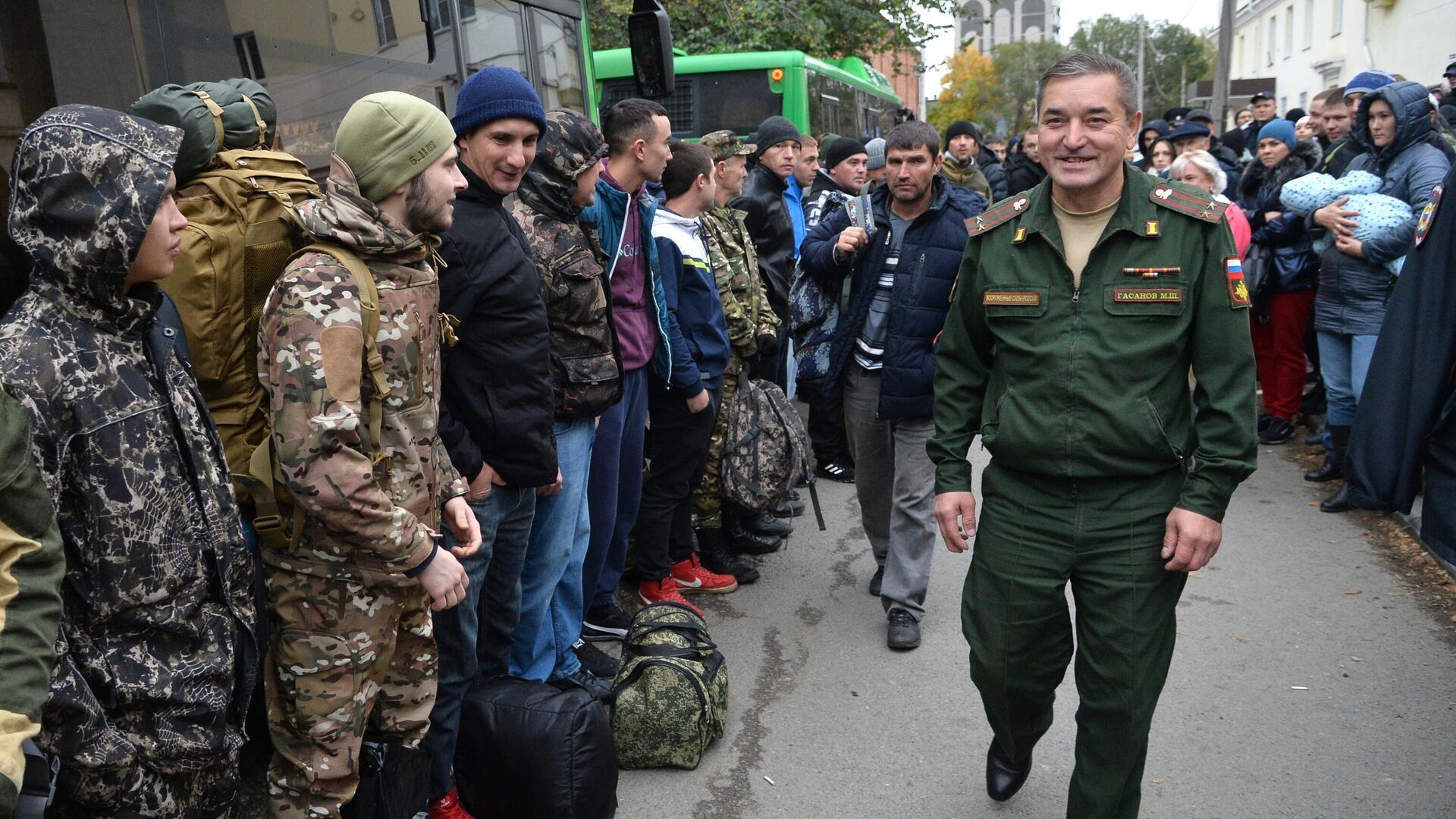 Мужчины, призванные на военную службу в ходе частичной мобилизации, у автобуса на территории сборного пункта в Челябинске - РИА Новости, 1920, 28.09.2022