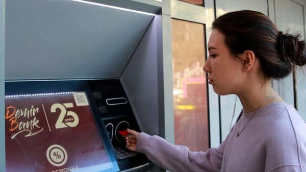 Девушка у банкомата в Бишкеке