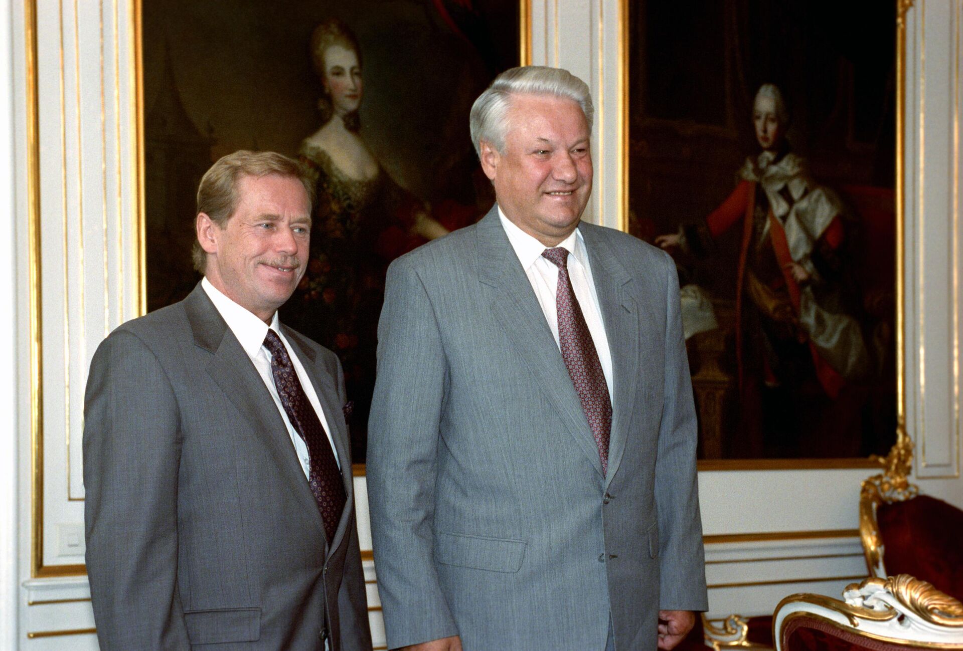 Президент РФ Борис Николаевич Ельцин (справа) и Президент Чехии Вацлав Гавел после переговоров - РИА Новости, 1920, 28.09.2022
