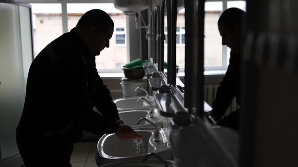 Заключенный исправительной колонии общего режима моет руки