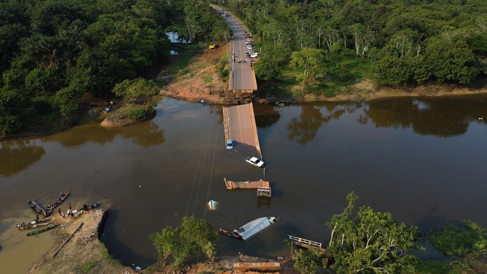 В Бразилии мост с автомобилями рухнул в реку - РИА Новости, 1920, 29.09.2022