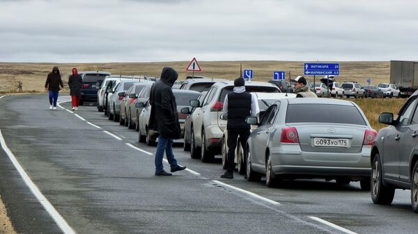 Автомобили в районе погранперехода Мариинский на границе России и Казахстана