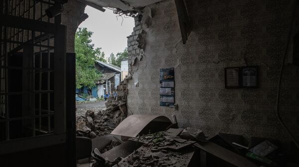 Поврежденное здание после обстрела со стороны ВСУ в городе Брянки в ЛНР