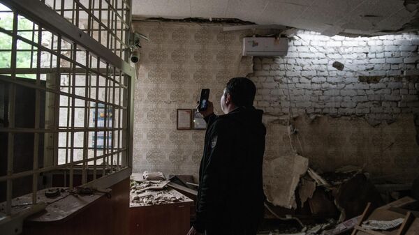 Поврежденное здание после обстрела со стороны ВСУ в городе Брянки в ЛНР