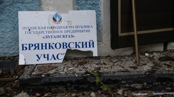 Табличка службы газового хозяйства ГУП Луганскгаз у разрушенного здания после обстрела со стороны ВСУ в городе Брянки в ЛНР