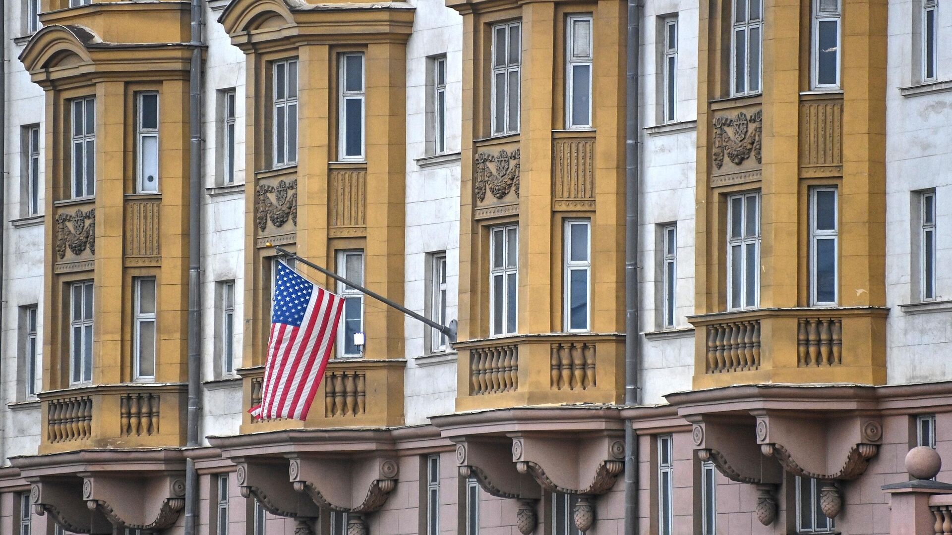 Флаг на здании посольства США на Новинском бульваре в Москве - РИА Новости, 1920, 09.12.2022
