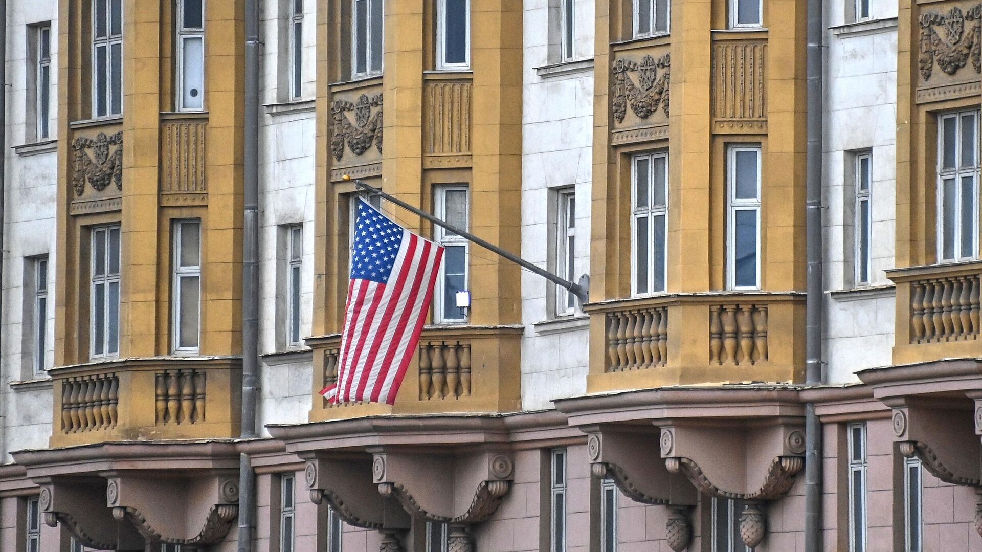 Флаг на здании посольства США на Новинском бульваре в Москве - РИА Новости, 1920, 19.10.2022