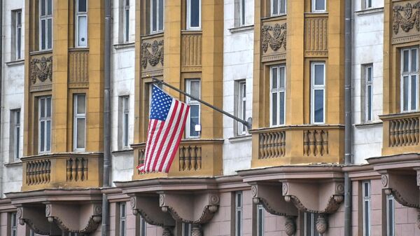 Флаг на здании посольства США на Новинском бульваре в Москве