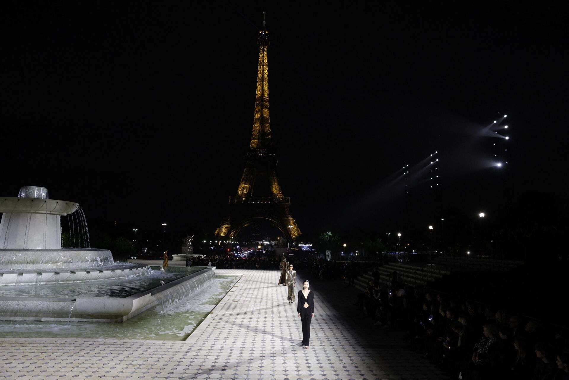 Неделя женской моды в Париже у фонтанов Jardin du Trocadero перед Эйфелевой башней в Париже - РИА Новости, 1920, 29.09.2022