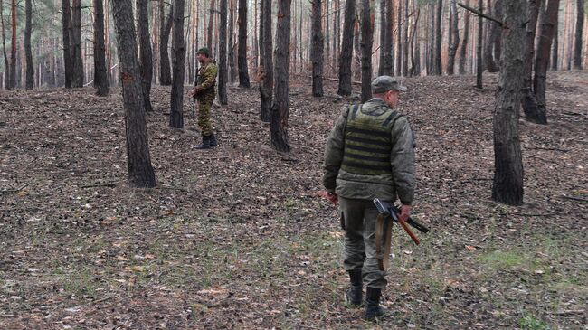 Бойцы полка Народной милиции ЛНР возле позиций в лесу