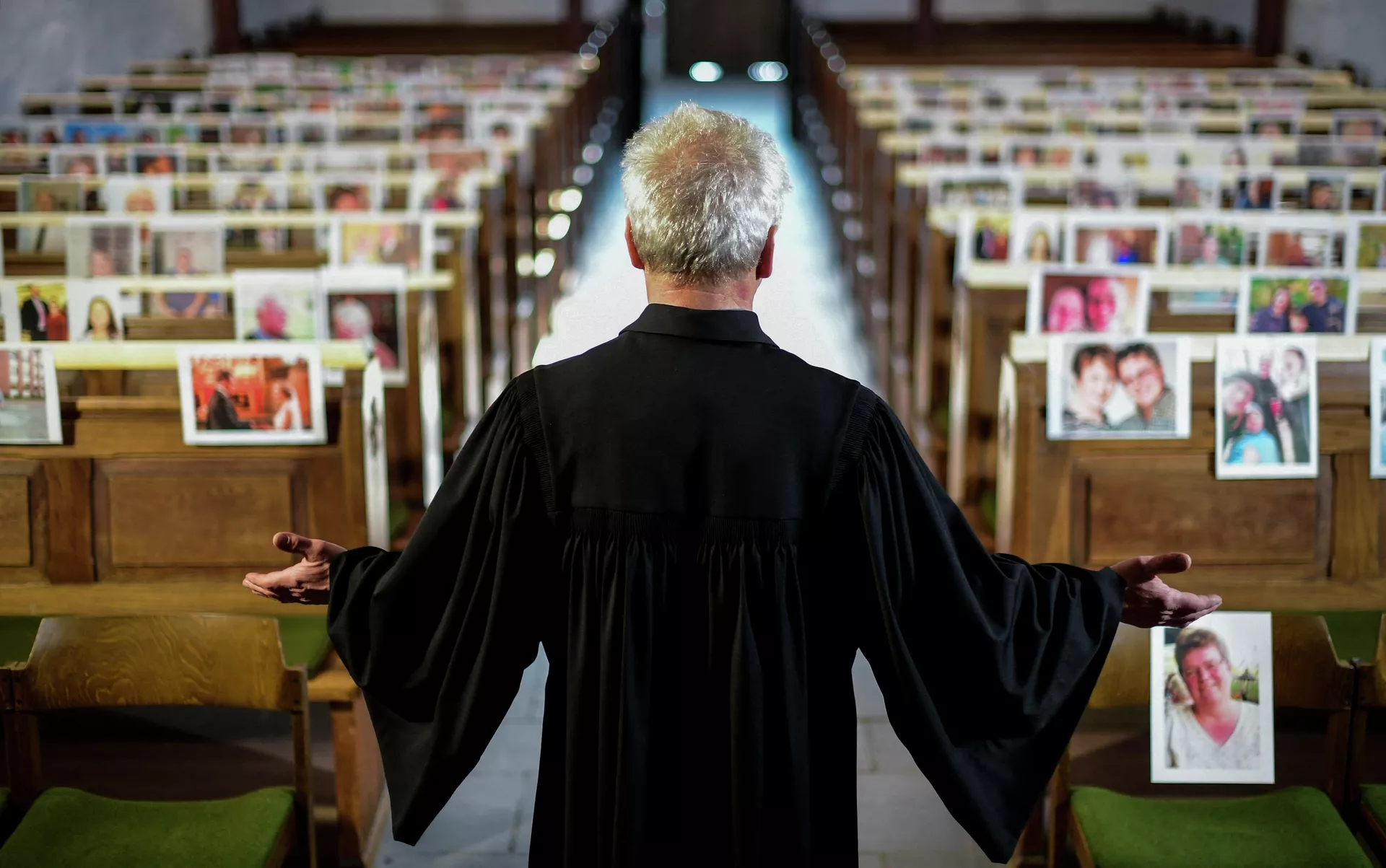 Un sacerdote realiza un servicio frente a los retratos de sus feligreses en Hamm, Alemania - RIA Novosti, 1920, 30/09/2022