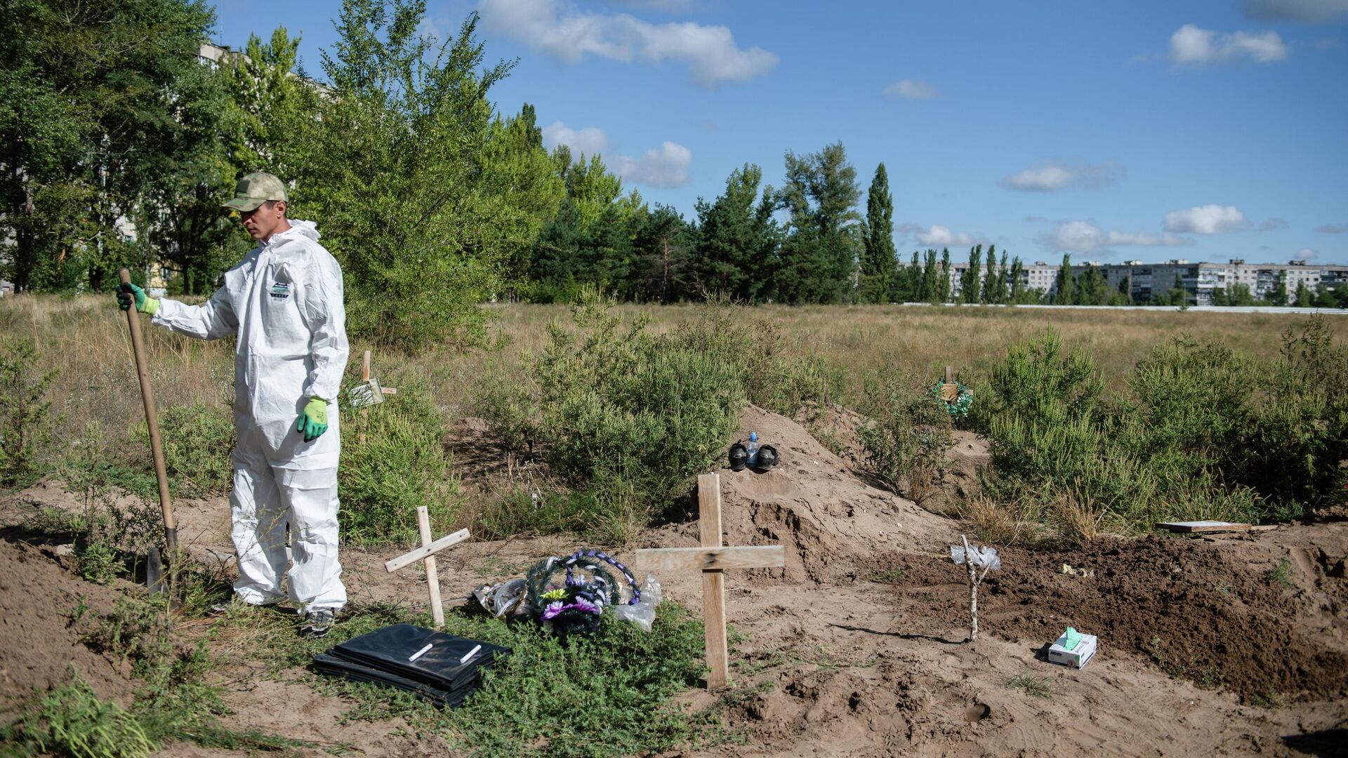 Перезахоронение останков погибших от обстрелов ВСУ в Рубежном - РИА Новости, 1920, 29.09.2022