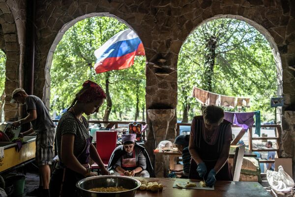 Женщины готовят еду в бесплатной столовой на одной из улиц в Северодонецке