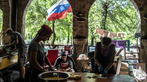 Женщины готовят еду в бесплатной столовой на одной из улиц в Северодонецке