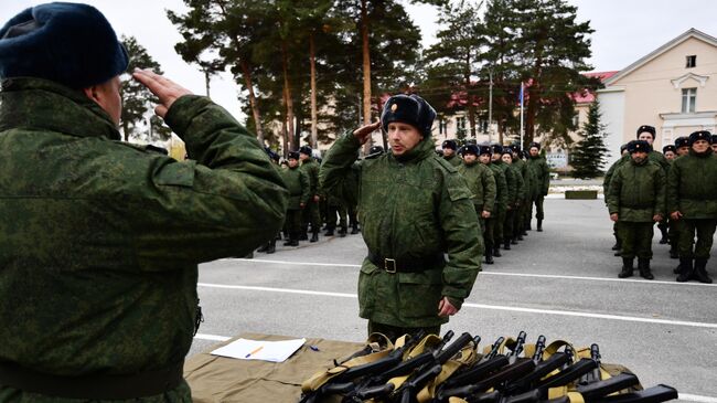 Мобилизованные граждане на торжественной церемонии выдачи оружия в учебном центре Центрального военного округа в Свердловской области