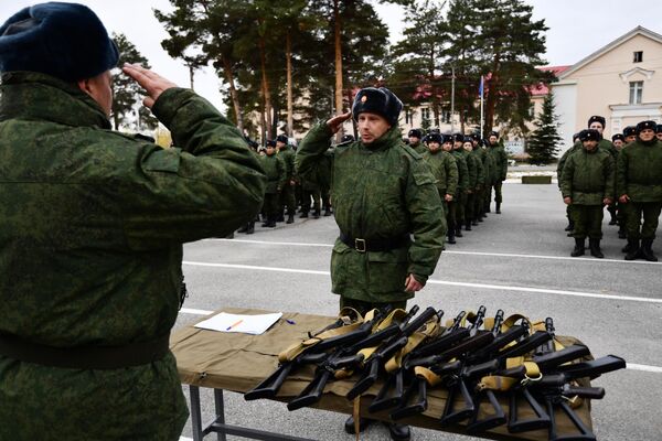 Мобилизованные граждане на торжественной церемонии выдачи оружия в учебном центре Центрального военного округа в Свердловской области