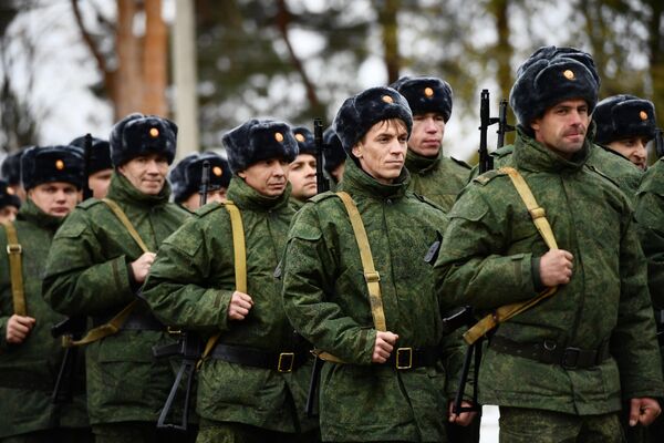 Мобилизованные граждане на торжественной церемонии выдачи оружия в учебном центре Центрального военного округа в Свердловской области