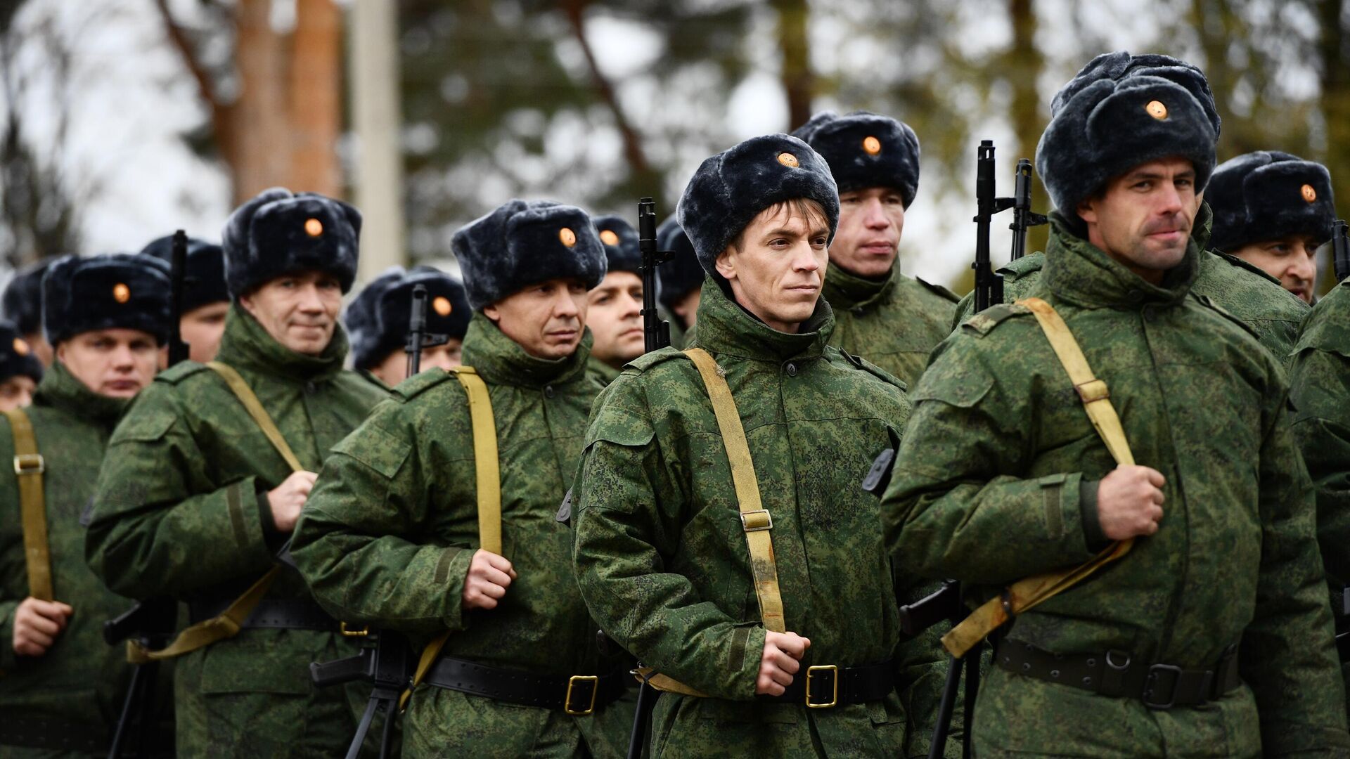 Мобилизованные граждане на торжественной церемонии выдачи оружия - РИА Новости, 1920, 05.10.2022