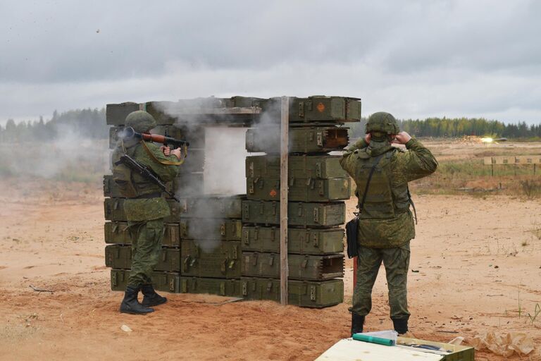 Мобилизованные граждане во время занятий по боевой подготовке на базе военного полигона в Ленинградской области