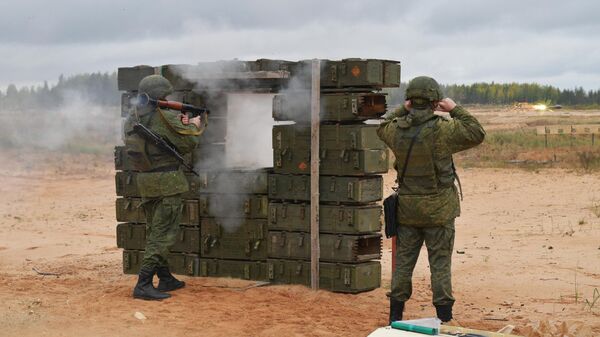 Мобилизованные граждане во время занятий по боевой подготовке на базе военного полигона в Ленинградской области