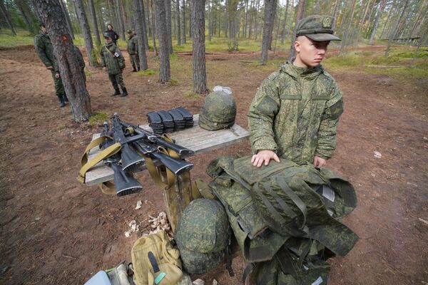 Занятия по боевой подготовке на базе военного полигона в Ленинградской области