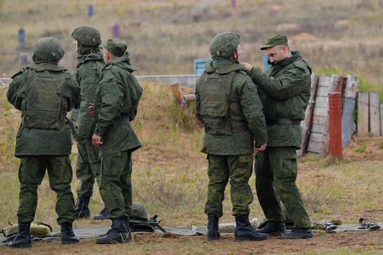 Мобилизованные граждане во время занятий по боевой подготовке на базе военного полигона в Ленинградской области