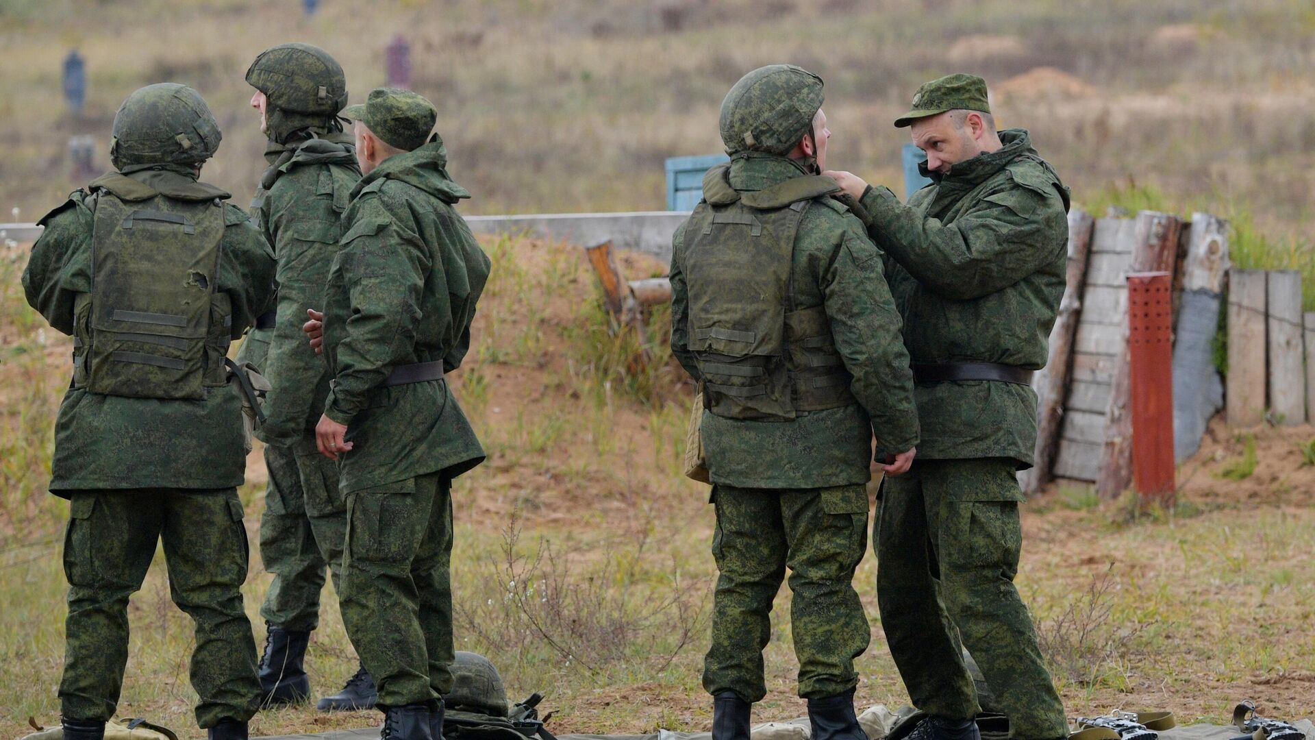 Мобилизованные граждане во время занятий по боевой подготовке на базе военного полигона в Ленинградской области - РИА Новости, 1920, 30.09.2022