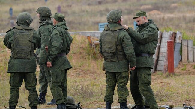 Мобилизованные граждане во время занятий по боевой подготовке