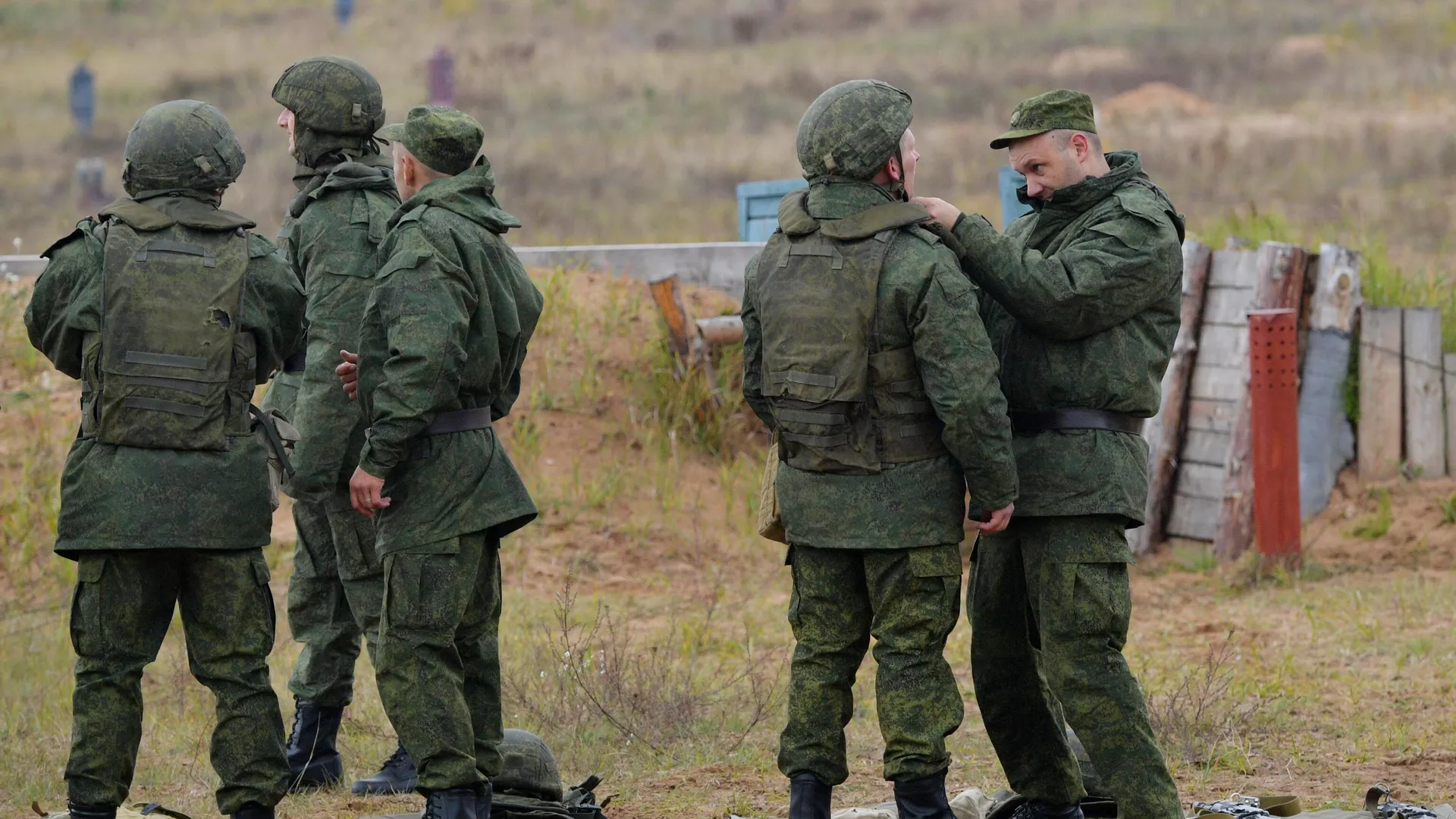 Мобилизованные граждане во время занятий по боевой подготовке - РИА Новости, 1920, 22.10.2022