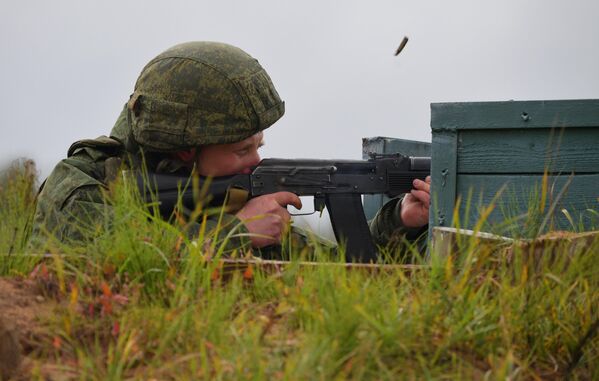 Мобилизованный гражданин во время занятий по боевой подготовке на базе военного полигона в Ленинградской области