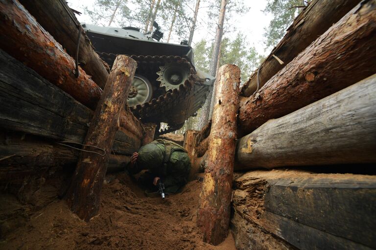 Мобилизованный гражданин во время занятий по боевой подготовке на базе военного полигона в Ленинградской области