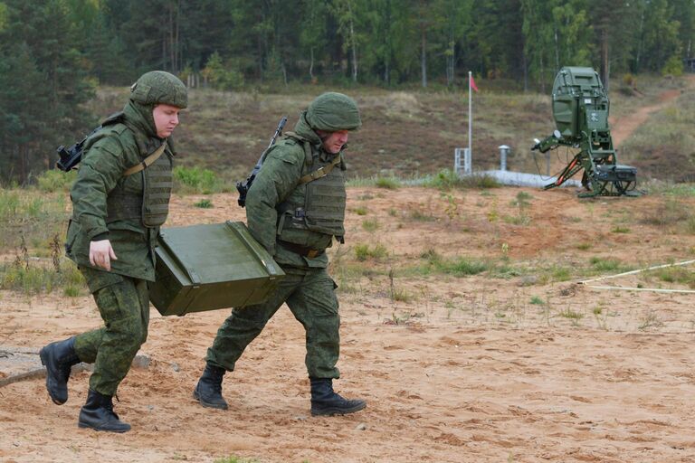 Мобилизованные граждане во время занятий по боевой подготовке на базе военного полигона в Ленинградской области