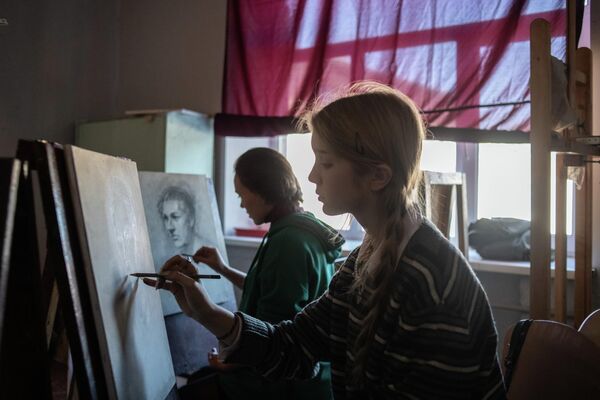 Студентка на занятии в Луганской академии культуры и искусств им. Матусовского