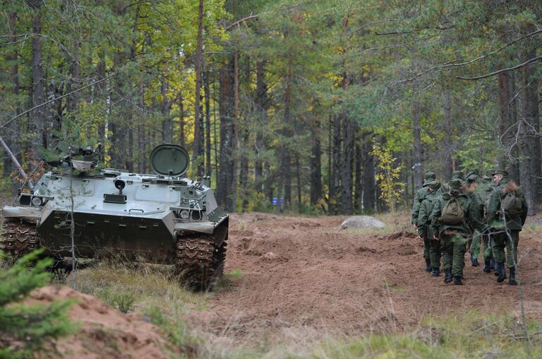 Мобилизованные граждане во время занятий по боевой подготовке на базе военного полигона в Ленинградской области